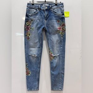 Zara basic Sz 6 stretch painted jeans skinny floral flower destroyed at knee
